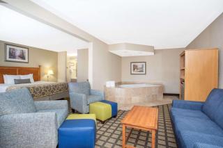 Baymont by Wyndham Hays - Hays - 6
