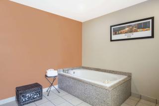 Days Inn & Suites by Wyndham Thibodaux - 1