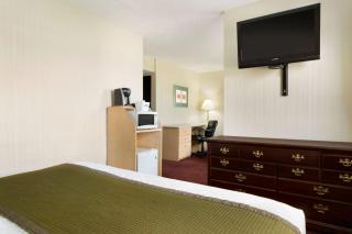 Travelodge by Wyndham Lethbridge - 1