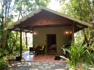 Gunnadoo Holiday Hut with Ocean Views and Jacuzzi - Miallo - 0