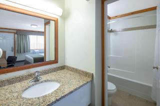 Travelodge by Wyndham Golden Sportsman Lodge - Golden - 1