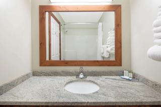Travelodge by Wyndham Golden Sportsman Lodge - 1