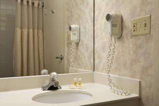 Days Inn by Wyndham Sidney OH - 7