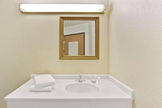 Super 8 by Wyndham Gurnee - 3