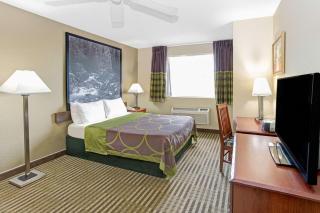 Super 8 by Wyndham Gurnee - 2