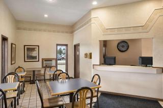 Super 8 by Wyndham Carbondale - Carbondale - 8