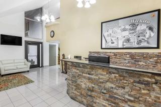 Super 8 by Wyndham Wichita Airport West Kellogg - Wichita - 1