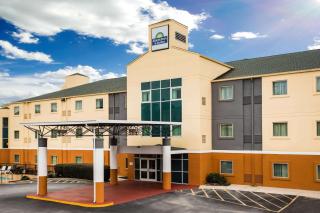 Days Inn & Suites by Wyndham Augusta Near Fort Eisenhower - Augusta - 0