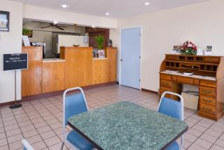 Americas Best Value Inn Sullivan - Sullivan - 5