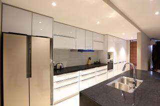 Golden Sun Apartment -Two bedrooms, Three bedrooms - Christchurch - 9