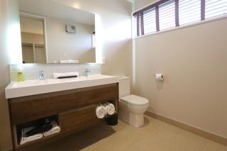 Golden Sun Apartment -Two bedrooms, Three bedrooms - Christchurch - 5