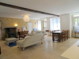 La Cour - Flavigny-sur-Ozerain - 0