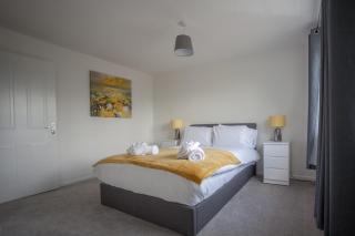 HEREFORD - Kestrel House - 4 Bedroom House Close to City With Parking - Sleeps 7 - Suitable for Family Gatherings or Contractors With Vehicles - Hosted by RENTMYHOUSE - Hereford - 0