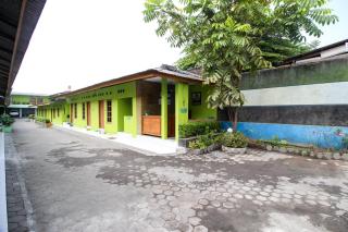 RedDoorz @ Jalan Parangtritis - 8