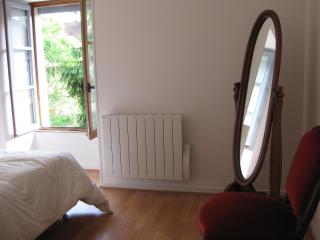 La Cour - Flavigny-sur-Ozerain - 1
