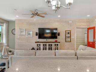 Coral Dreams-Luxe Cottage steps from the Beach & Pool! - Gulf Shores - 3