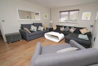 FREE Parking, Stylish and Spacious Bungalow - Bath - 8