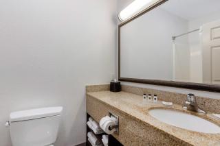 Clarion Pointe Columbus-Bradley Park - 6