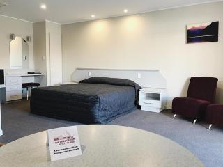 The Village Inn Hotel - Te Anau - 0