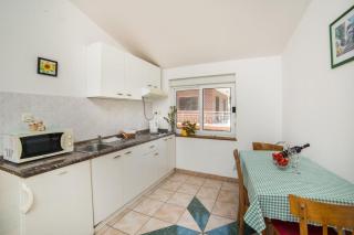 Apartments by the sea Gradac, Makarska - 16073 - 2