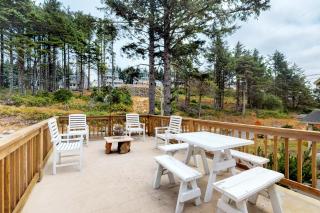 Beach house with a park - Lincoln City - 8