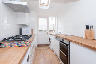 Sea Breeze Cottage with Parking by MyHolidayLet - Brighton & Hove - 8