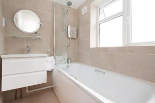 Sea Breeze Cottage with Parking by MyHolidayLet - Brighton & Hove - 1