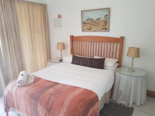 Homestead Lake Cottage - Benoni - 3