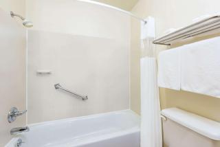 Days Inn & Suites by Wyndham Wichita - Wichita - 1