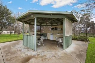 Lake Hamilton Motor Village and Caravan Park - Hamilton - 4
