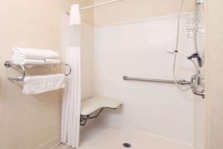 Howard Johnson by Wyndham Oacoma Hotel & Suites - 4