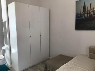 studio white - 2