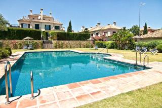 The Fairway Vista, Your Luxury Retreat with a Quiet Pool - Pueblo Nuevo de Guadiaro - 4