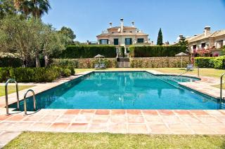 The Fairway Vista, Your Luxury Retreat with a Quiet Pool - Pueblo Nuevo de Guadiaro - 3