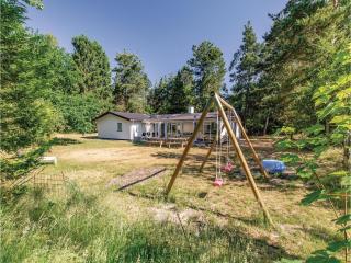 Five-Bedroom Holiday Home In Hojby - Højby - 2