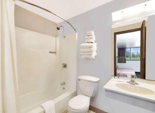 Super 8 by Wyndham Spearfish - Spearfish - 6