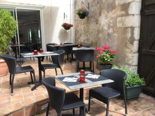 Hôtel Restaurant de la Place - Saint-Jean-dʼAngély - 9