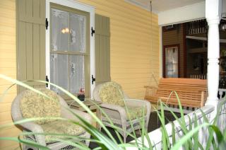 Charming Historic Downtown Apartment - 2