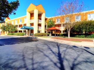 SureStay Plus Hotel by Best Western Durham Medical Center - Durham - 9