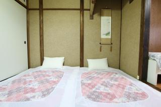 2 floors japanese style, direct to KIX, 10mins train to Namba, 5mins walk to stn , 2-6ppl - Osaka - 2