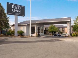 Red Lion Inn & Suites Grants Pass - 9