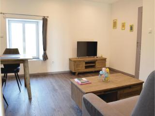 1 Bedroom Cozy Apartment In Sainteny - 8
