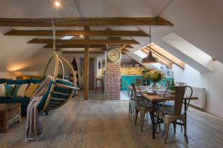 Gigantic Boho Chic 3 Bedroom 3 Bathroom Loft with Hanging Chair - Prague - 4
