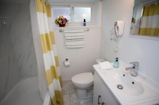 Cozy 3BR 2Bth Lower Unit, A min to Hwy401, 404 & DVP - 2