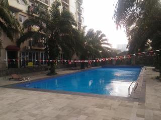 Comfortable 2BR Mutiara Bekasi Apartment By Travelio - Bekasi - 5