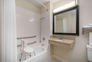 AmericInn by Wyndham Johnston Des Moines - Urbandale - 3