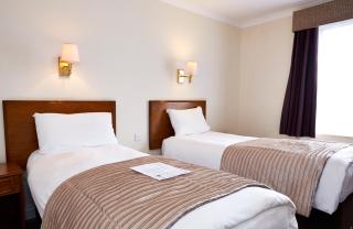 Raven Hotel by Greene King Inns - Hook - 6