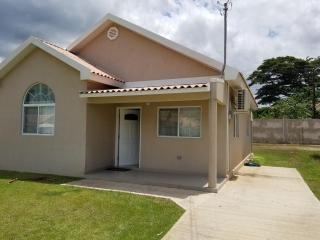 Caymanas estate beautiful two bedroom suites - Goshen Pen - 0