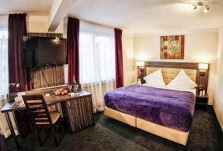Hotel Famosa - Düsseldorf - 5