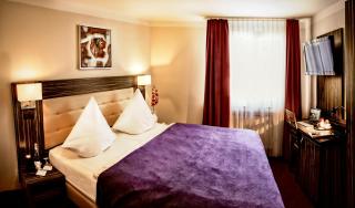 Hotel Famosa - Düsseldorf - 8